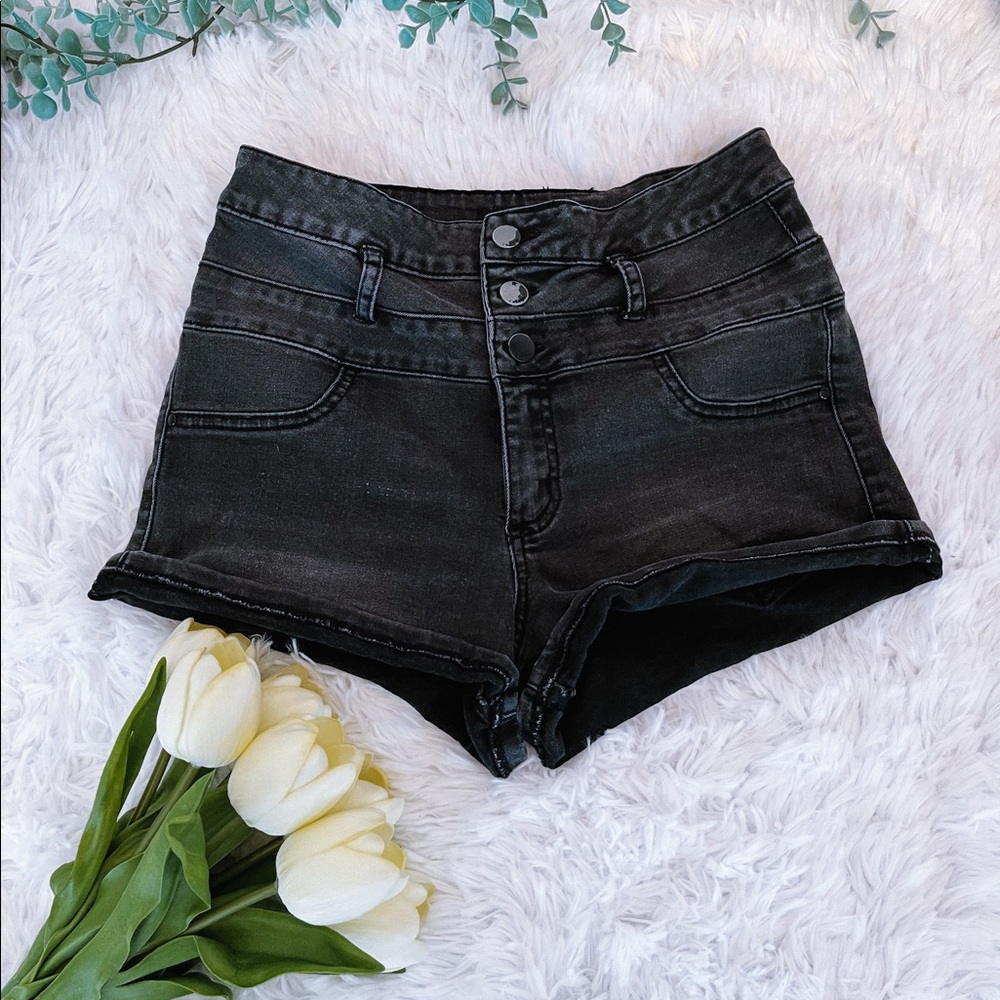 Hugh rise button fly black shorts